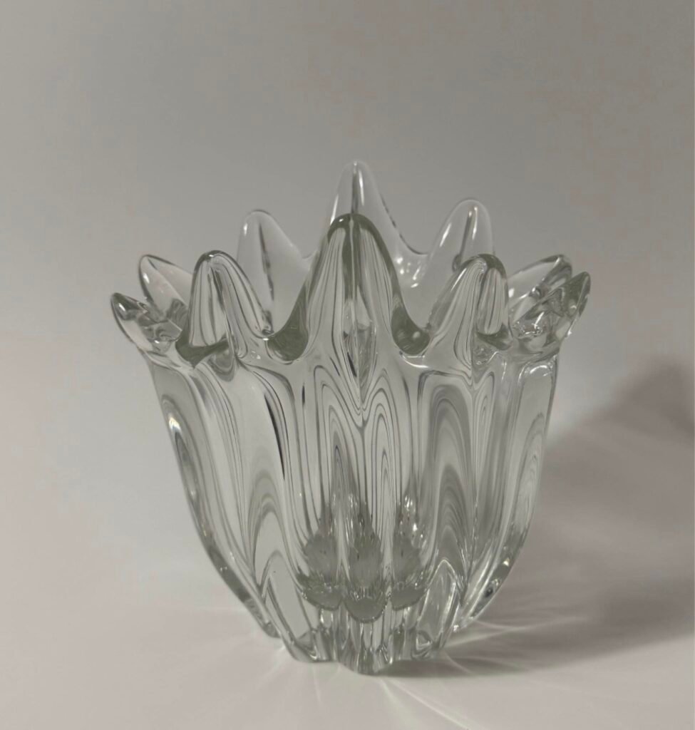 Sculptural freeform clear glass vase with crown-like rim, circa 1980s